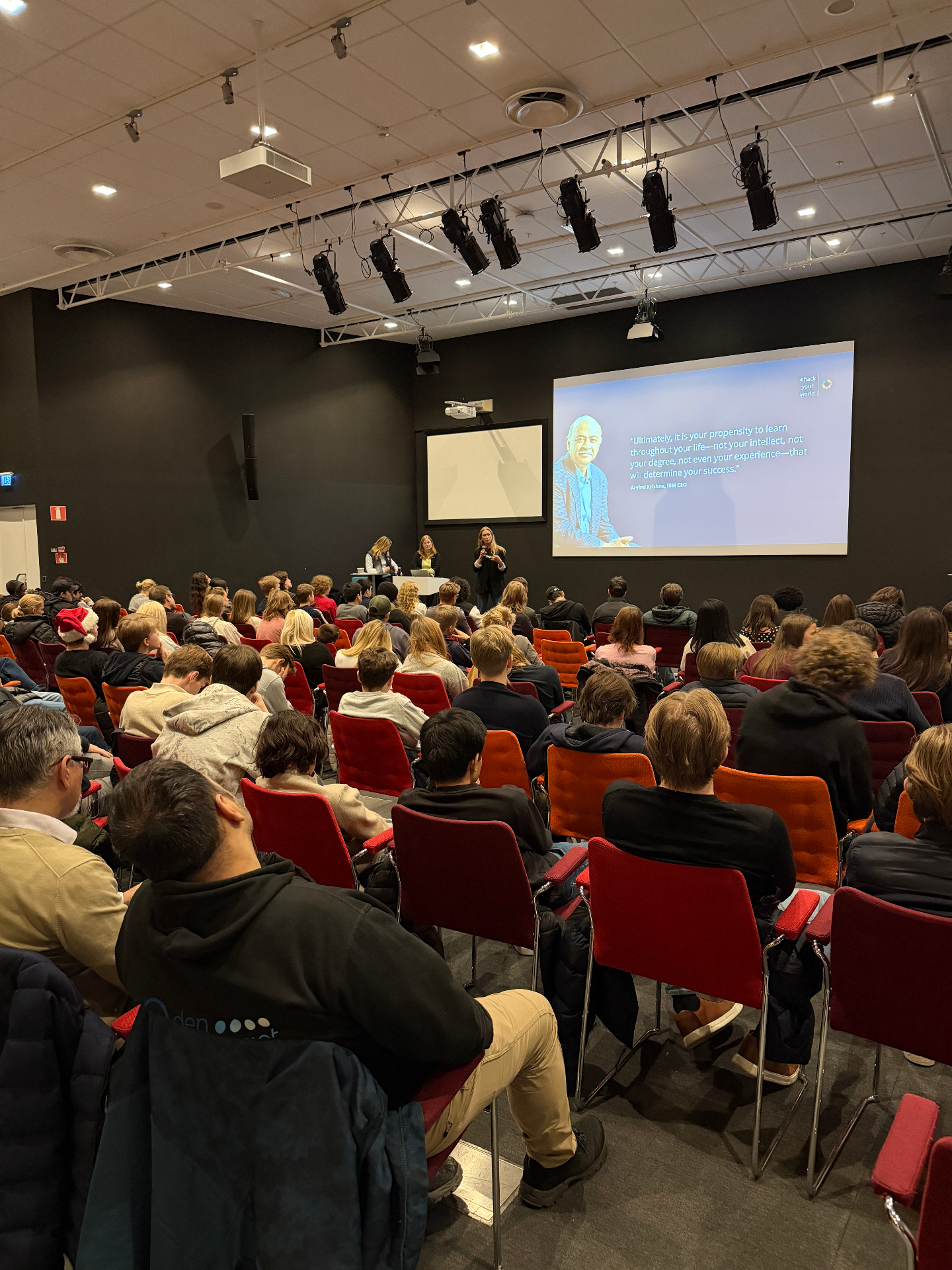 Publik och föreläsare under ett HackYourWorld-event