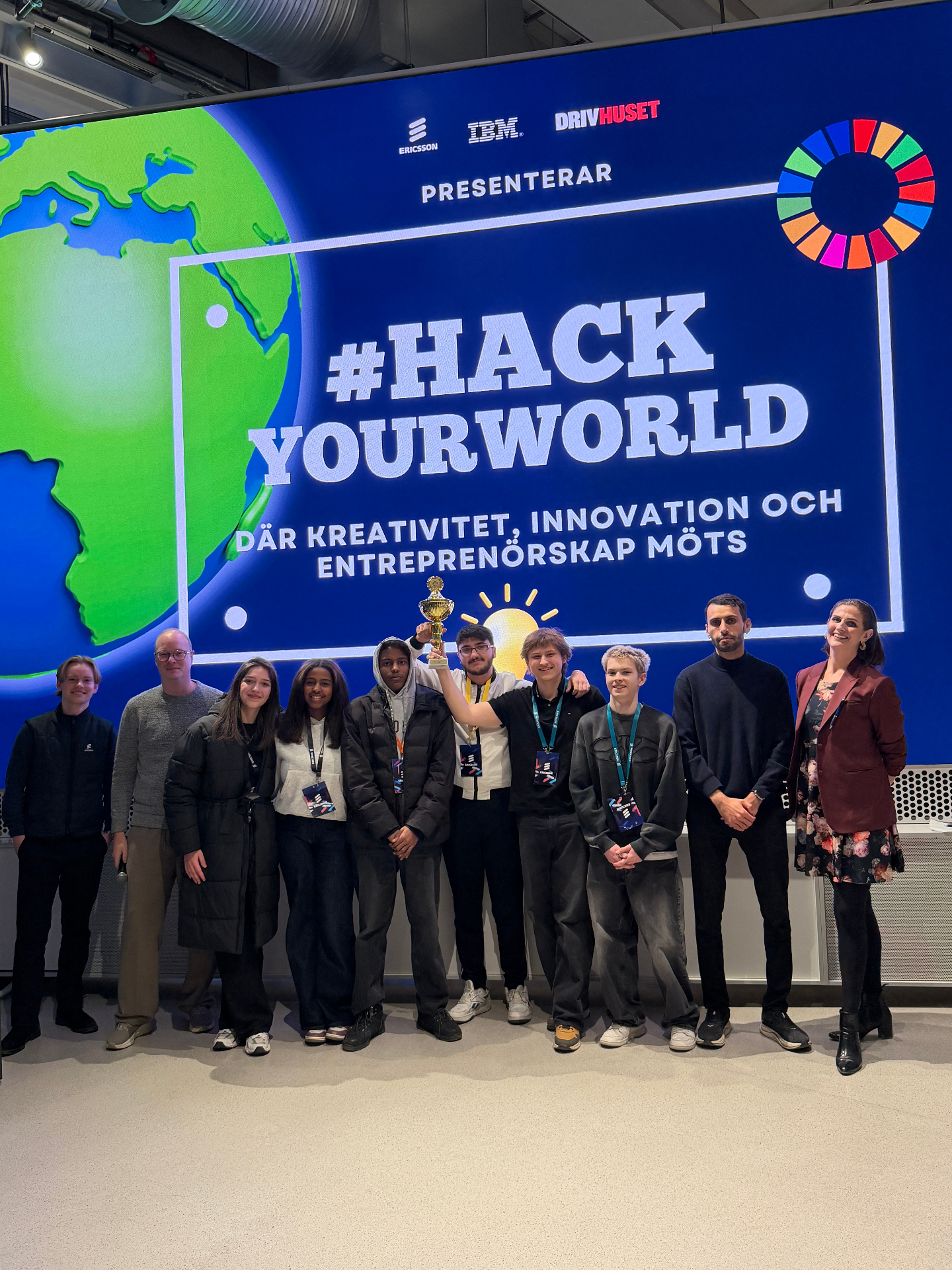 Elever presenterar sin lösning på scen under HackYourWorld-finalen